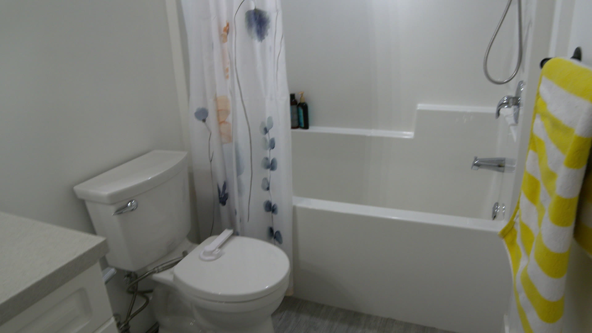Bathroom: tub, toilet and vanity